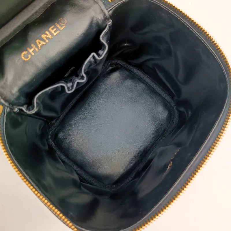 ju710-chanel-vintage-black-caviar-leather-cosmetic-bag