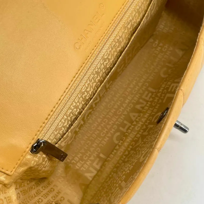 jw356-chanel-vintage-beige-lambskin-chocolate-bar-flap-bag