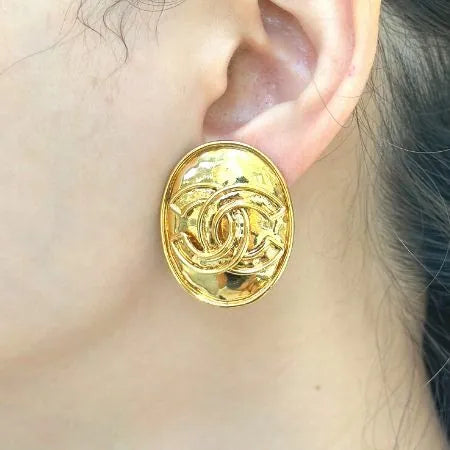 js374-chanel-vintage-oval-gold-plated-clip-on-earrings