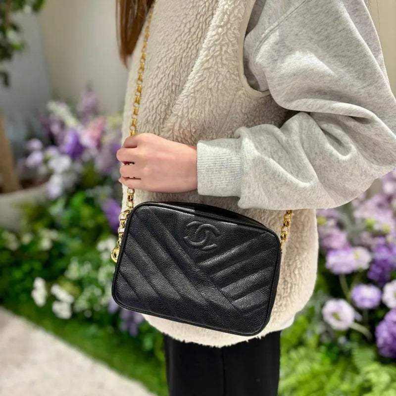 jx904-chanel-vintage-black-caviar-leather-gold-chain-chevron-camera-bag
