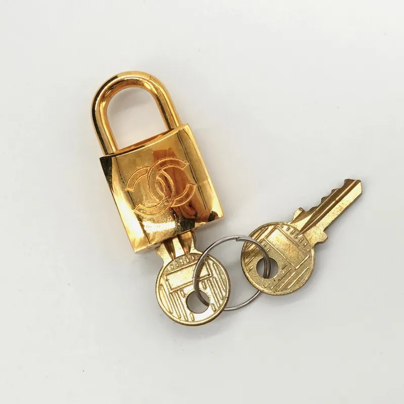 jq582-chanel-vintage-black-caviar-embossed-logo-cosmetic-bag