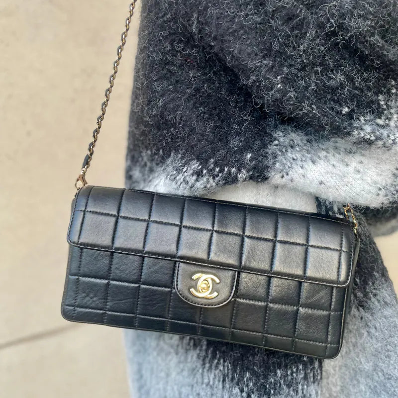 rc058-chanel-vintage-black-lambskin-chocolate-bar-flap-bag