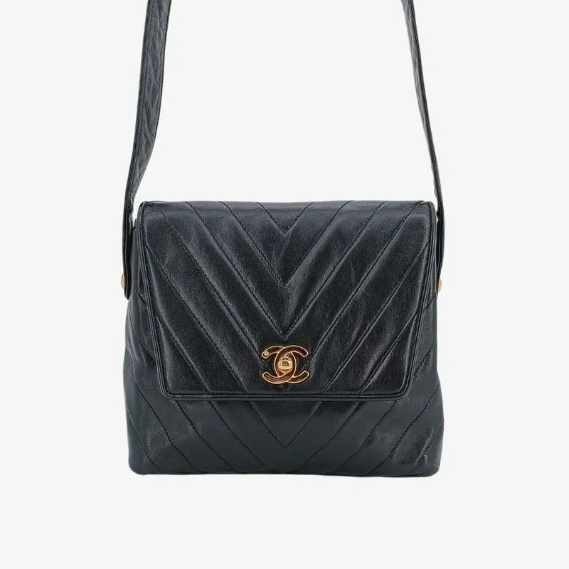 ra493-chanel-vintage-black-lambskin-chevron-flap-bag