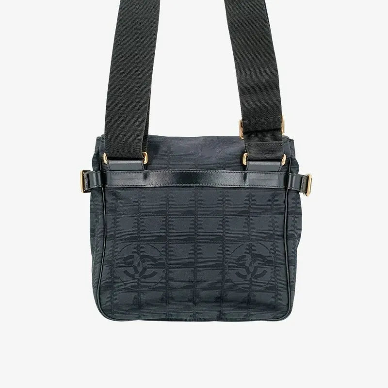 ra030-chanel-vintage-black-nylon-should-bag