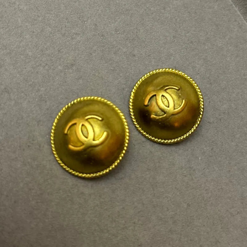 jw942-chanel-vintage-round-gold-plated-clip-on-earrings