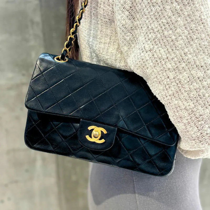 ju235-chanel-vintage-black-lambskin-23cm-classic-flap-bag