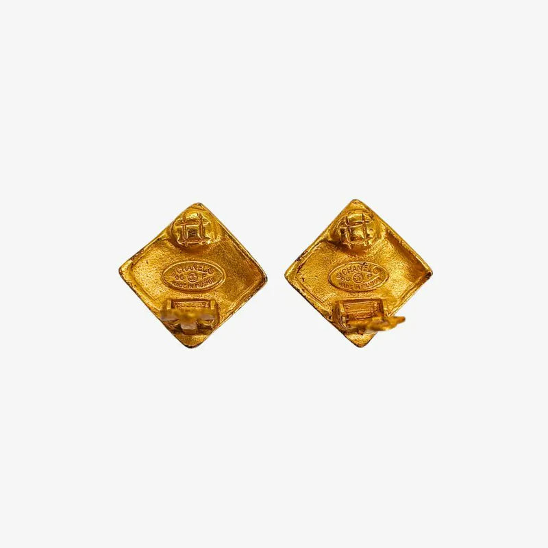 rb399-chanel-vintage-diamond-shape-gold-plated-clip-on-earrings