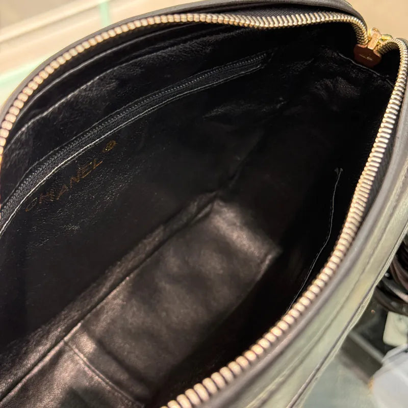 rc613-chanel-black-lambskin-camera-bag