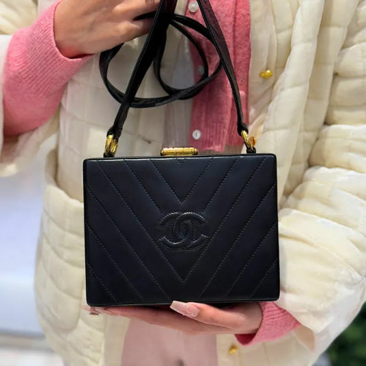 jw592-chanel-vintage-black-lambskin-chevron-box-bag