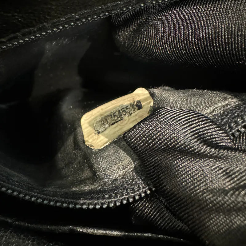 jw935-chanel-vintage-black-caviar-leather-triple-cc-camera-bag