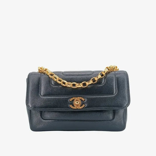 js675-chanel-vintage-black-lambskin-gold-chain-flap-bag