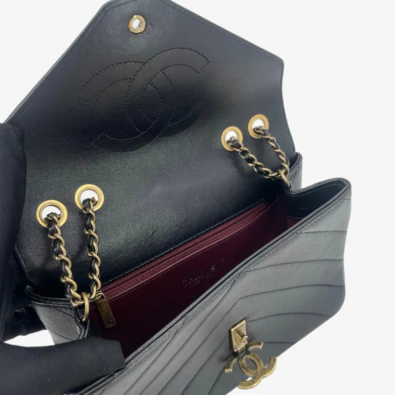 rc312-chanel-black-lambskin-chevron-envelope-flap-bag
