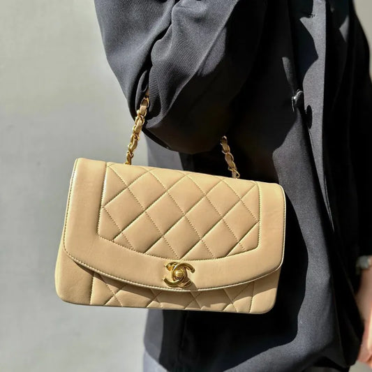 c427-chanel-vintage-beige-lambskin-22cm-diana-flap-bag