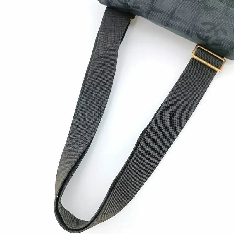 ra030-chanel-vintage-black-nylon-should-bag