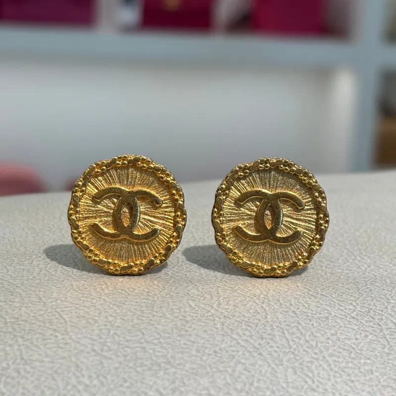 rc414-chanel-vintage-cc-round-gold-plated-clip-on-earrings