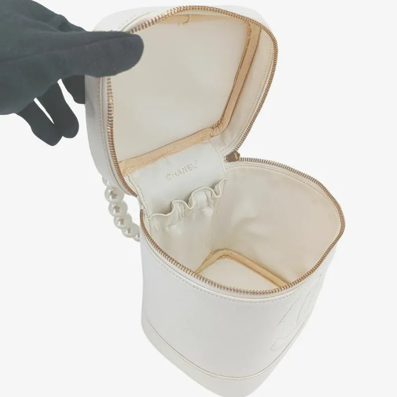ra047-chanel-vintage-white-caviar-leather-cosmetic-bag