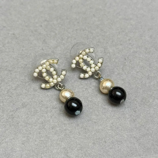 rc757-chanel-cc-logo-sliver-pearl-drop-earrings