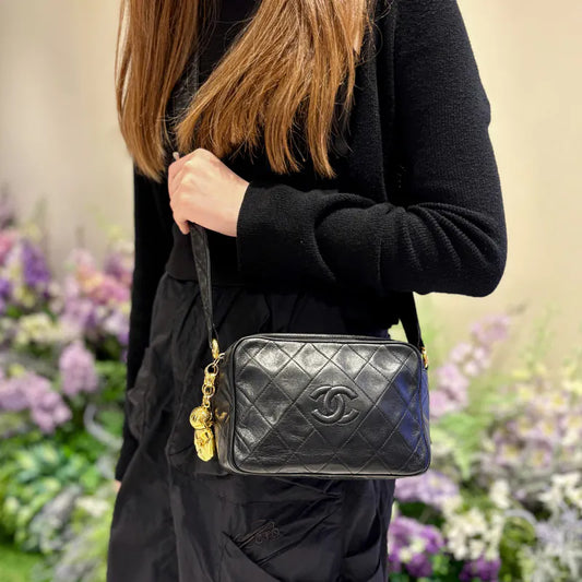 JY556 - CHANEL Vintage Black Lambskin Camera Bag