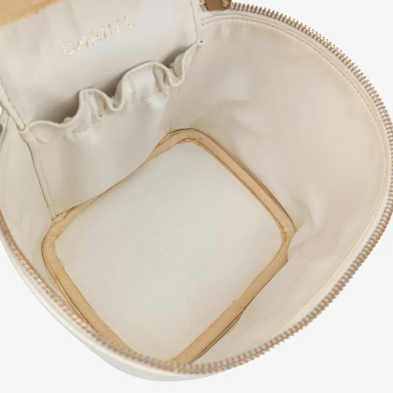 ra047-chanel-vintage-white-caviar-leather-cosmetic-bag