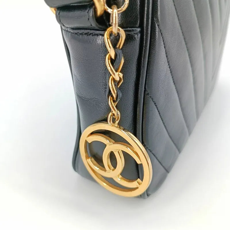 js358-chanel-vintage-black-lambskin-chevron-camera-bag