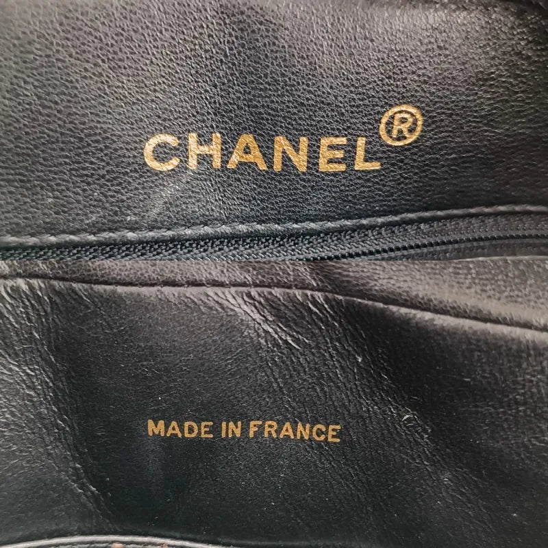 js539-chanel-vintage-black-lambskin-gold-chain-camera-bag