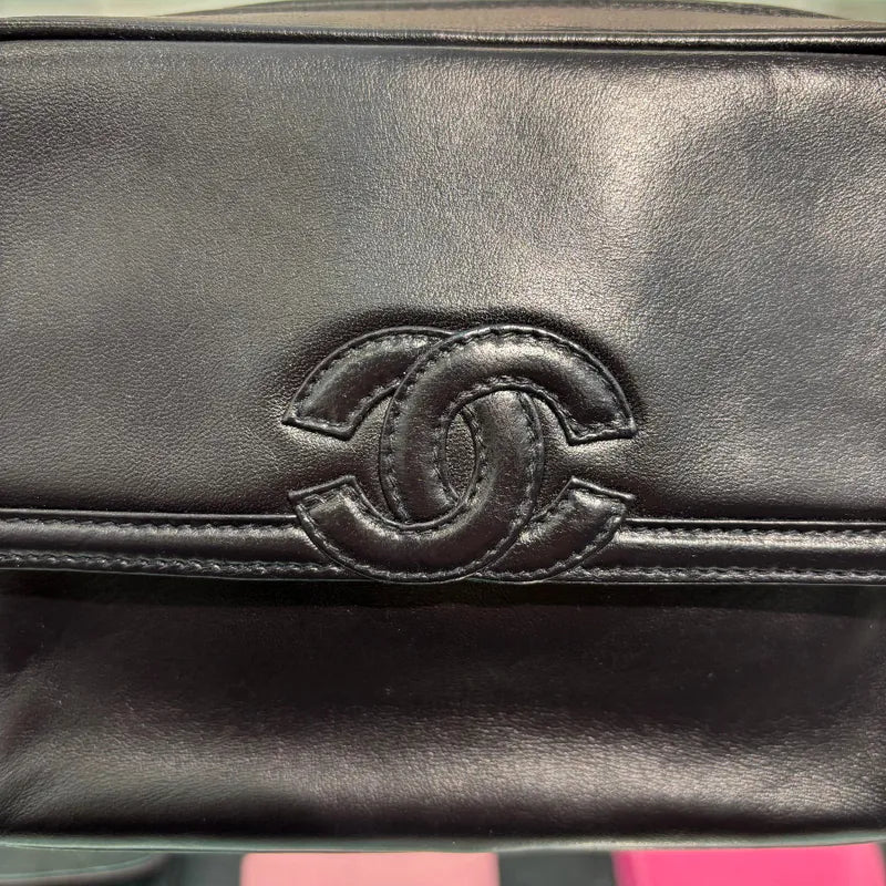 rc584-chanel-vintage-navy-lambskin-gold-chain-camera-bag