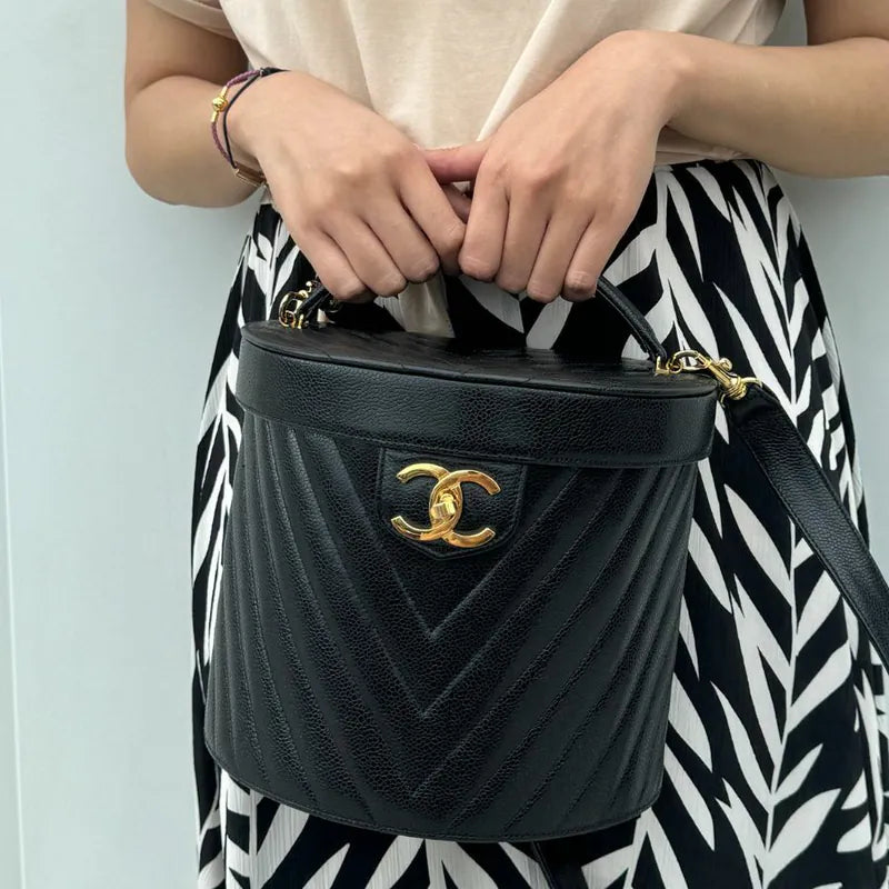 jr289-chanel-vintage-black-caviar-leather-chevron-cosmetic-bag