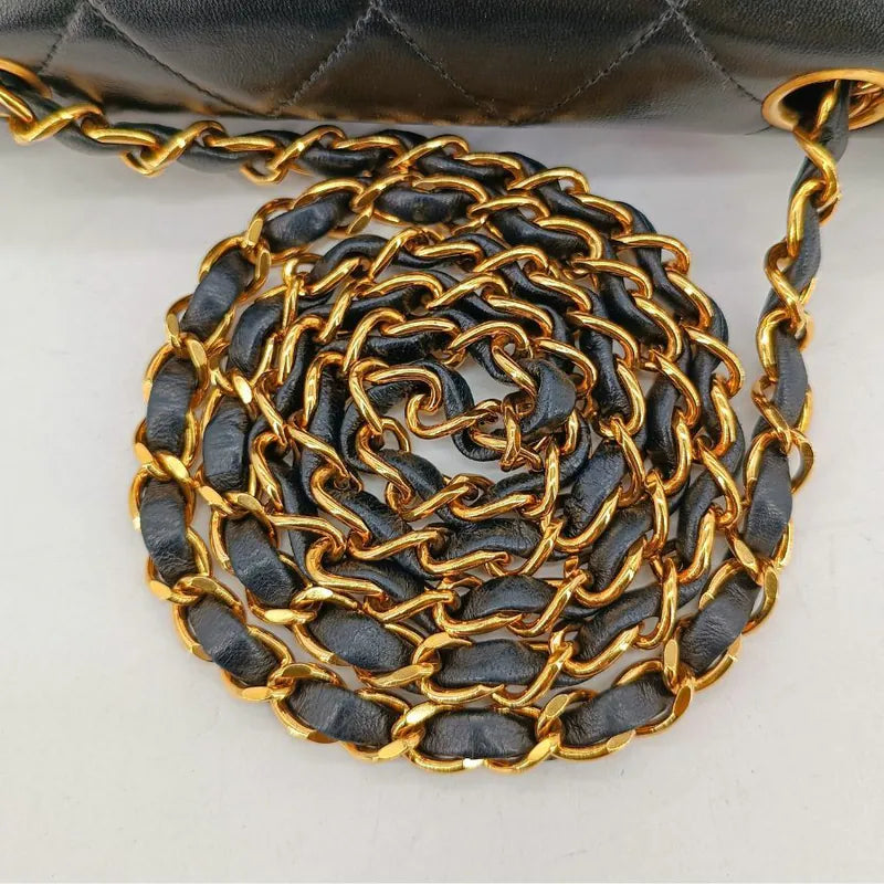 rb607-chanel-vintage-black-lambskin-22cm-diana-flap-bag