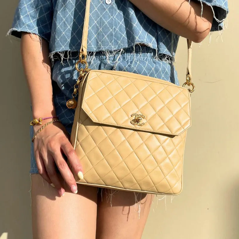 ra999-chanel-vintage-beige-lambskin-quilted-camera-bag