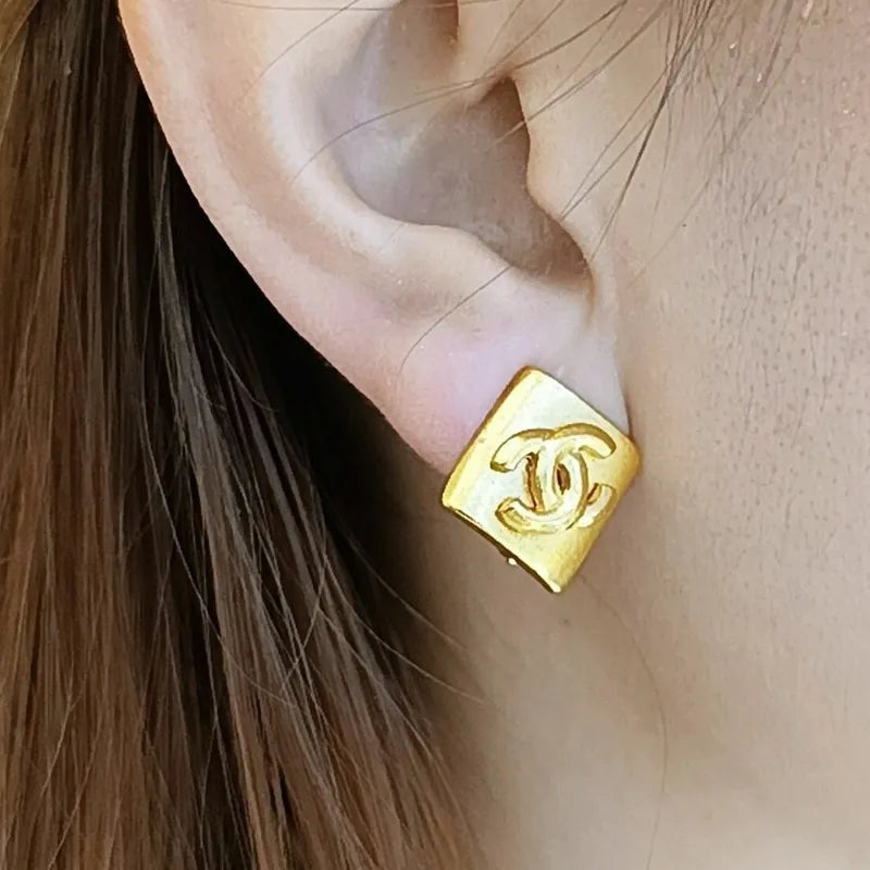 jt234-chanel-vintage-diamond-shape-gold-plated-clip-on-earrings