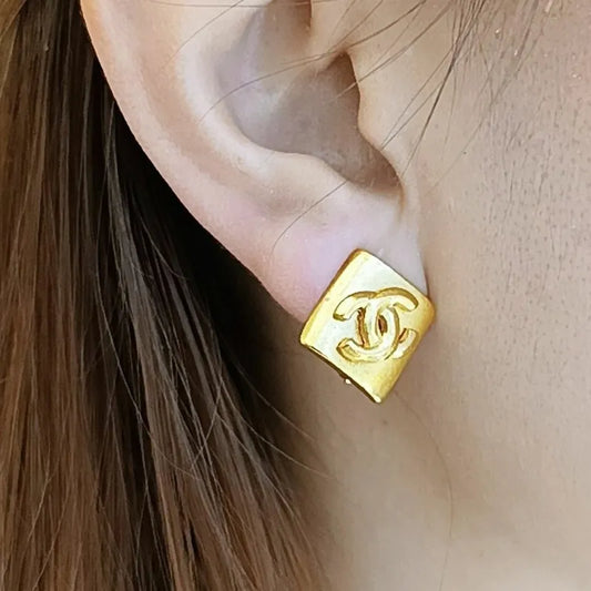 jt234-chanel-vintage-diamond-shape-gold-plated-clip-on-earrings