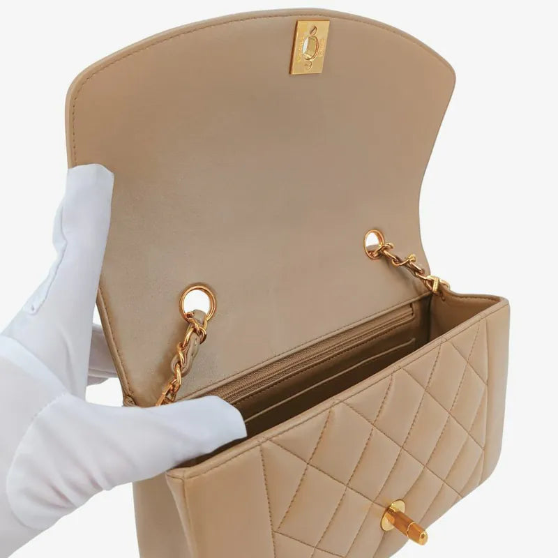 c427-chanel-vintage-beige-lambskin-22cm-diana-flap-bag