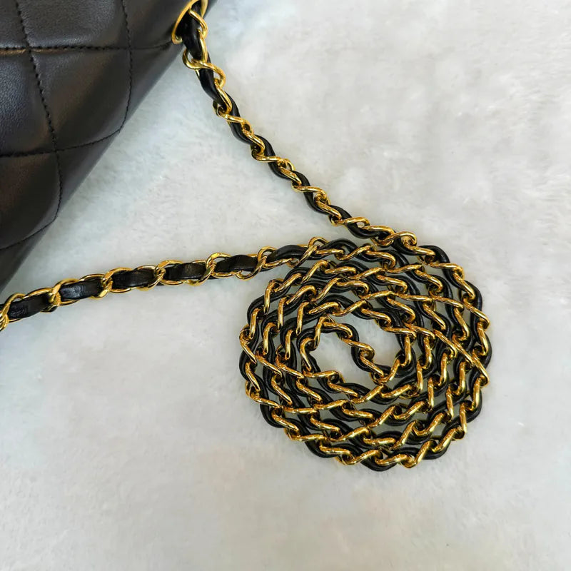 rc182-chanel-vintage-black-lambskin-22cm-diana-flap-bag