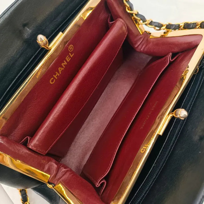 rb001-chanel-vintage-black-lambskin-chevron-handbag