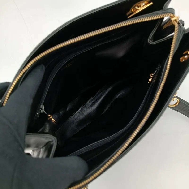 jah161-chanel-vintage-black-lambskin-embossed-logo-tote-bag