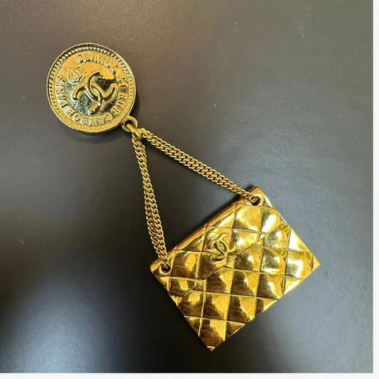 rc411-chanel-vintage-cc-coin-and-quilted-flap-bag-gold-plated-brooch