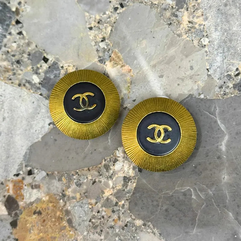 rc755-chanel-1995-vintage-cc-button-black-and-gold-plated-clip-on-earrings