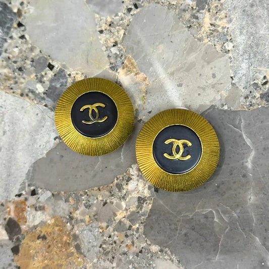 rc755-chanel-1995-vintage-cc-button-black-and-gold-plated-clip-on-earrings