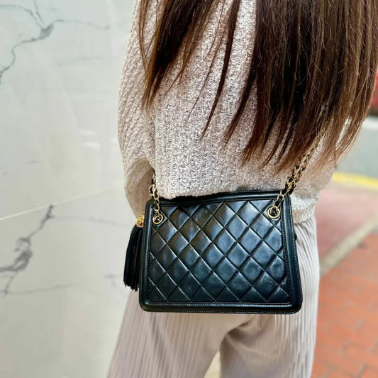 jt920-chanel-vintage-black-lambskin-quilted-shoulder-bag