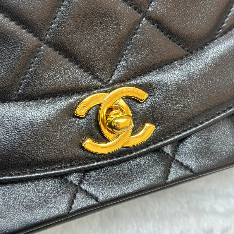 rc182-chanel-vintage-black-lambskin-22cm-diana-flap-bag