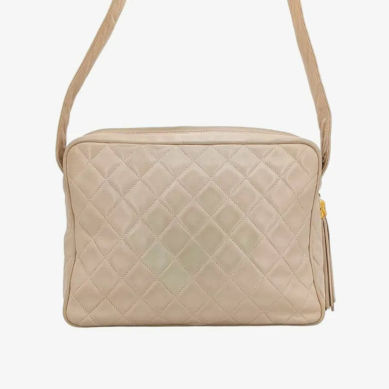 ra236-chanel-vintage-beige-lambskin-tessel-camera-bag