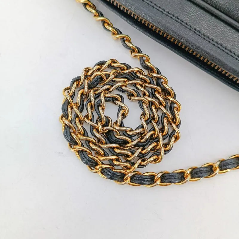 rb039-chanel-vintage-black-lambskin-chevron-camera-bag