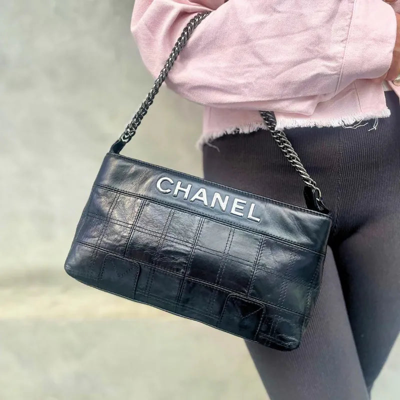 rb885-chanel-vintage-black-calfskin-chocolate-bar-handbag