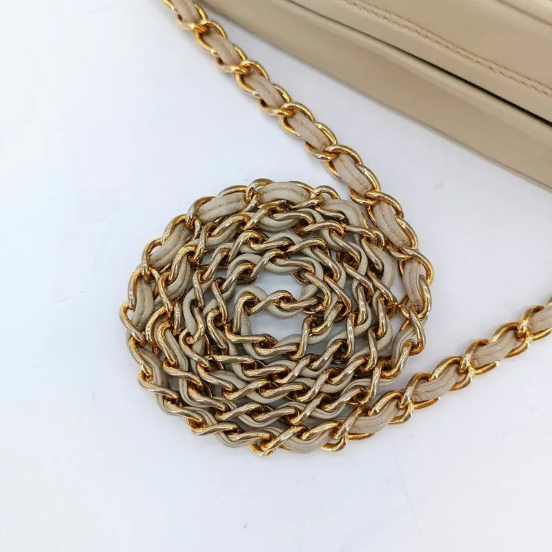 ra968-chanel-vintage-beige-lambskin-tassel-camera-bag