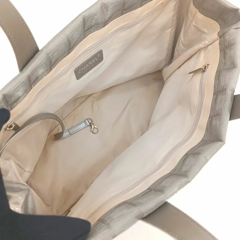 ra215-chanel-vintage-silver-nylon-handbag