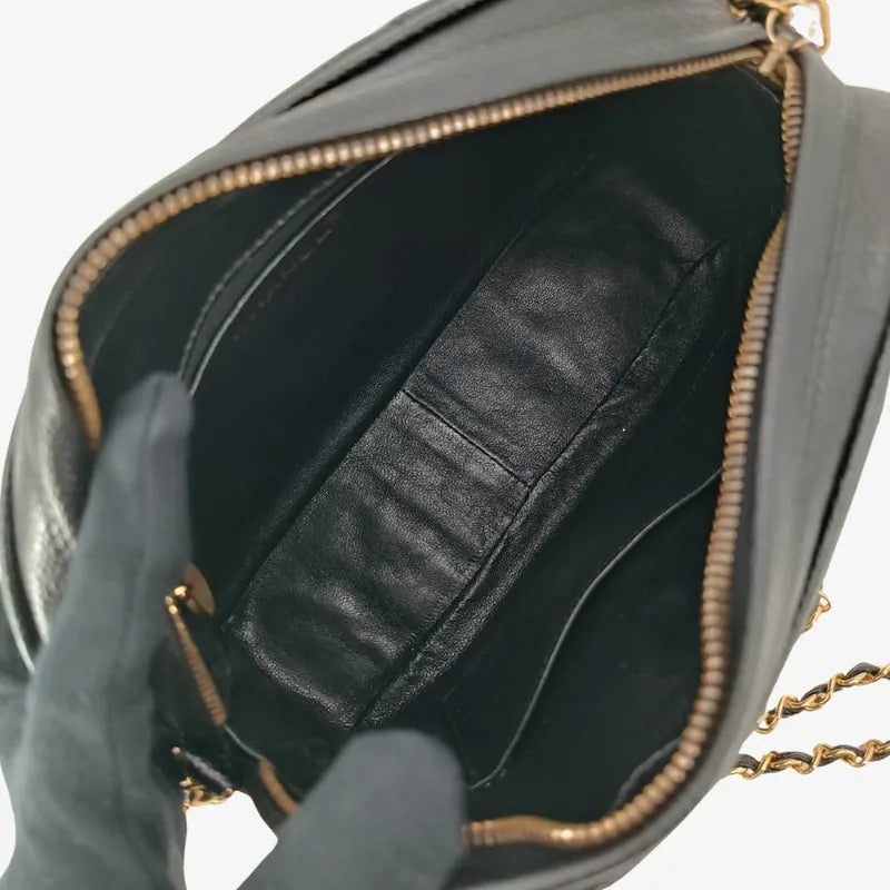 ju213-chanel-vintage-black-caviar-leather-quilted-camera-bag