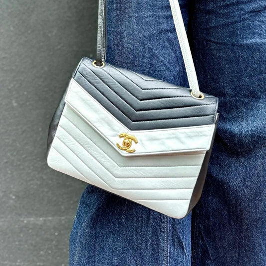 ra366-chanel-vintage-navy-white-lambskin-chevron-flap-bag