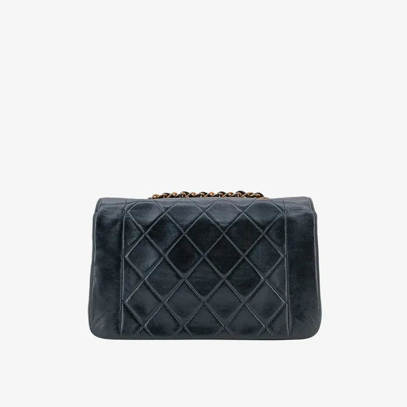 rb607-chanel-vintage-black-lambskin-22cm-diana-flap-bag