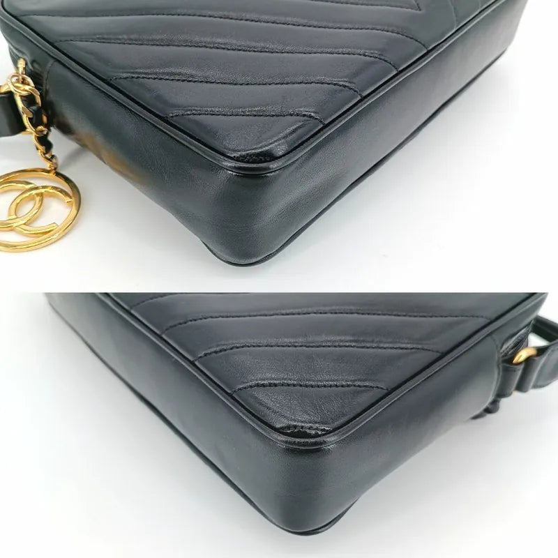 js358-chanel-vintage-black-lambskin-chevron-camera-bag