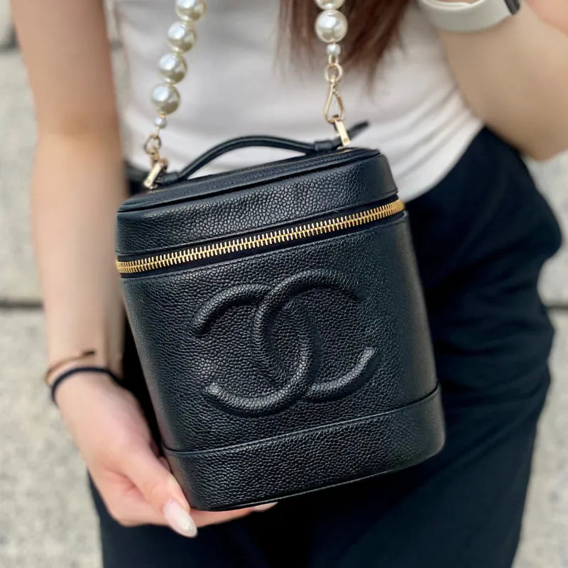 ju710-chanel-vintage-black-caviar-leather-cosmetic-bag